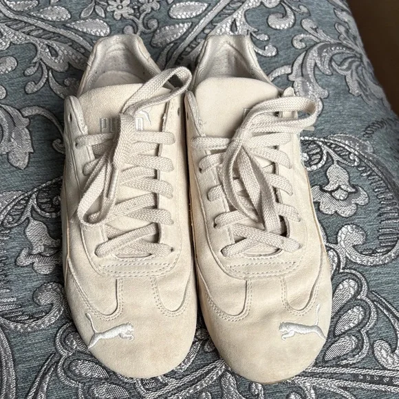 Puma Classic Suede Sneakers in Light Beige and Off-White - Picture 2 of 7